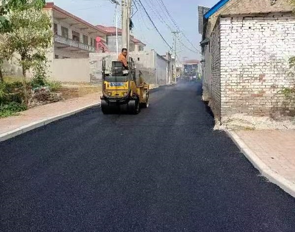 鹤壁市乡村振兴PPP项目浚县裴庄村沥青路面摊铺圆满完成